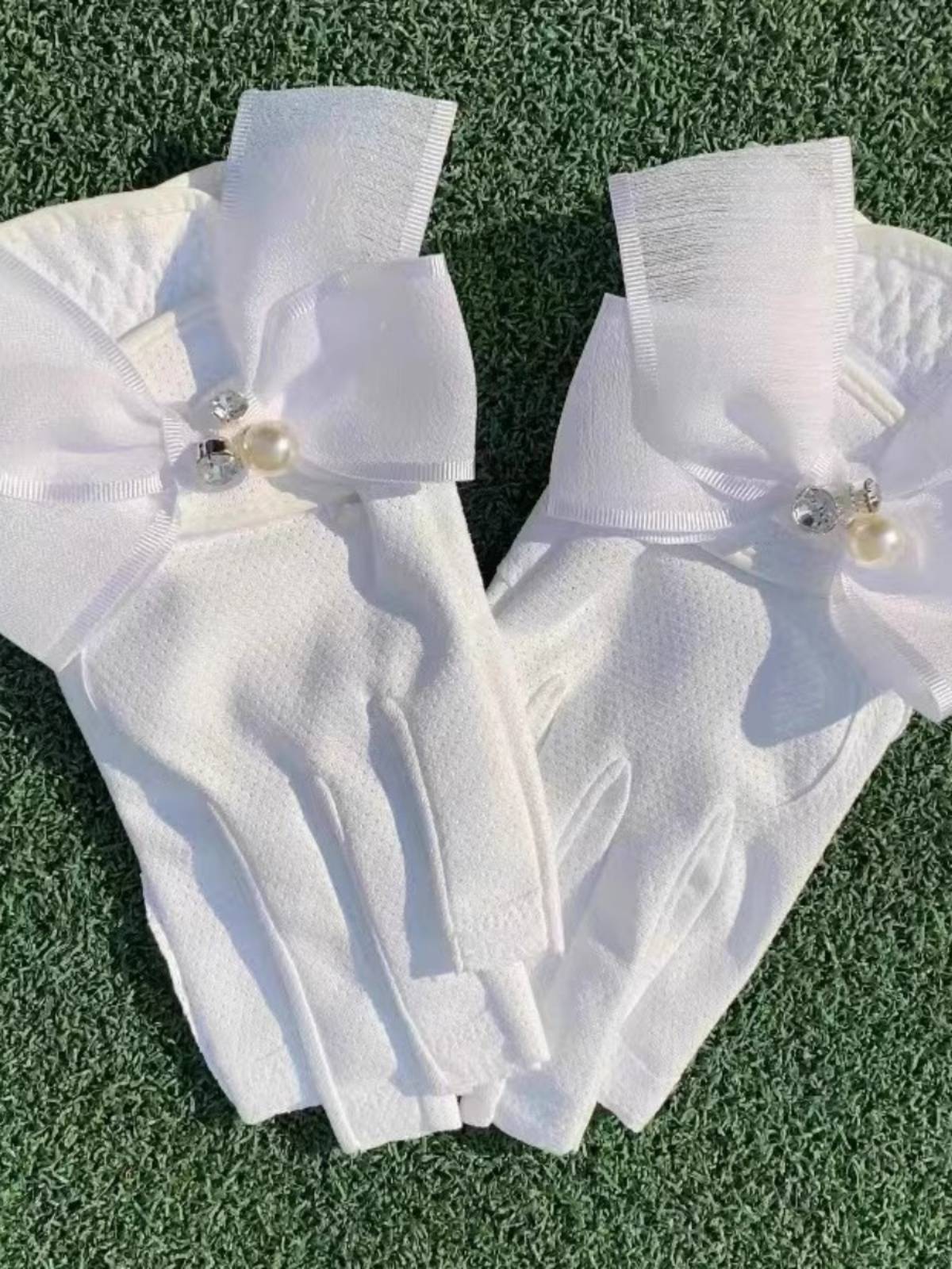 HAN GOLF GLOVES WOMEN WITH THEIR HANDS ON THEIR HANDS, AND THEY WON'T BE ABLE TO GRIND THROUGH THE AIR