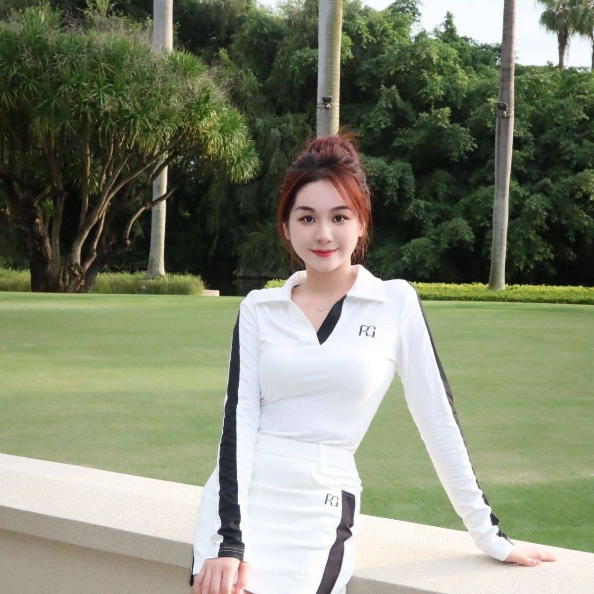 A NEW 2024 GOLF DRESS FOR A POLO-SLEEVE