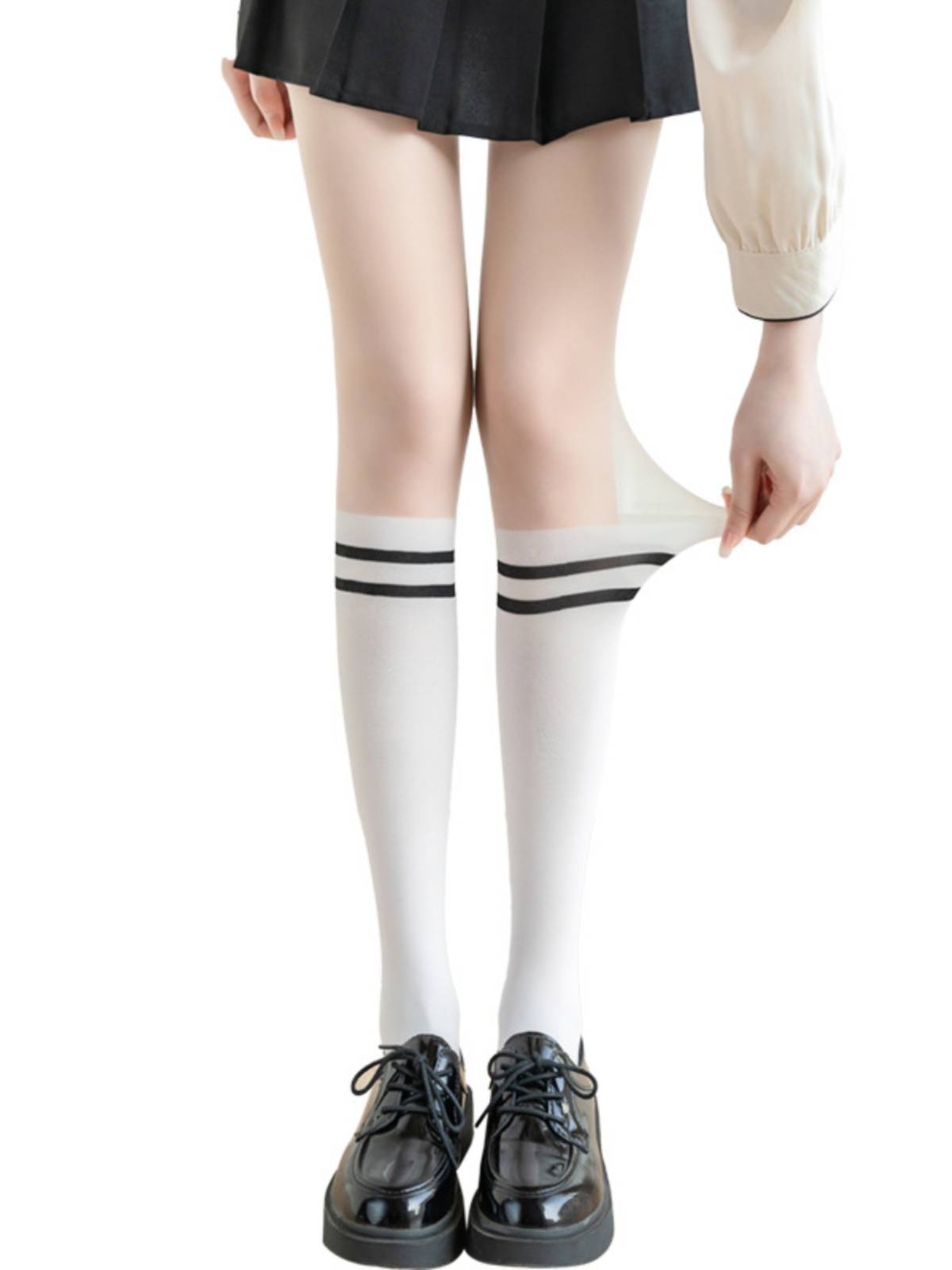 GOLF COSTUMES FOR THE SUMMER, SEWN WITH SILK STOCKINGS, SUNGLASSES AND TWEEDS, GOLF DRESS