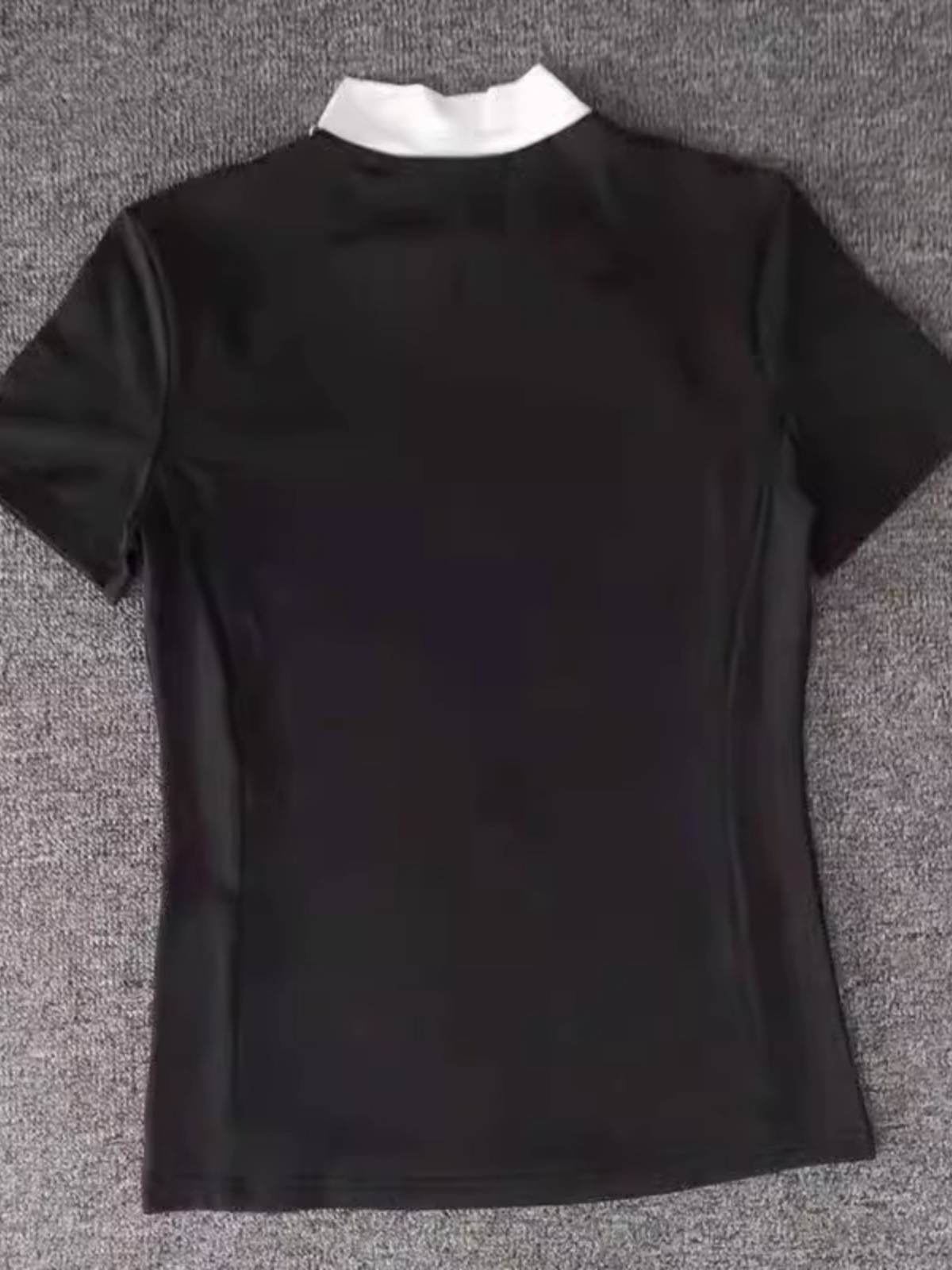 Summer golf girls with short-sleeves to dry their sweat and air shirts and ass skirts