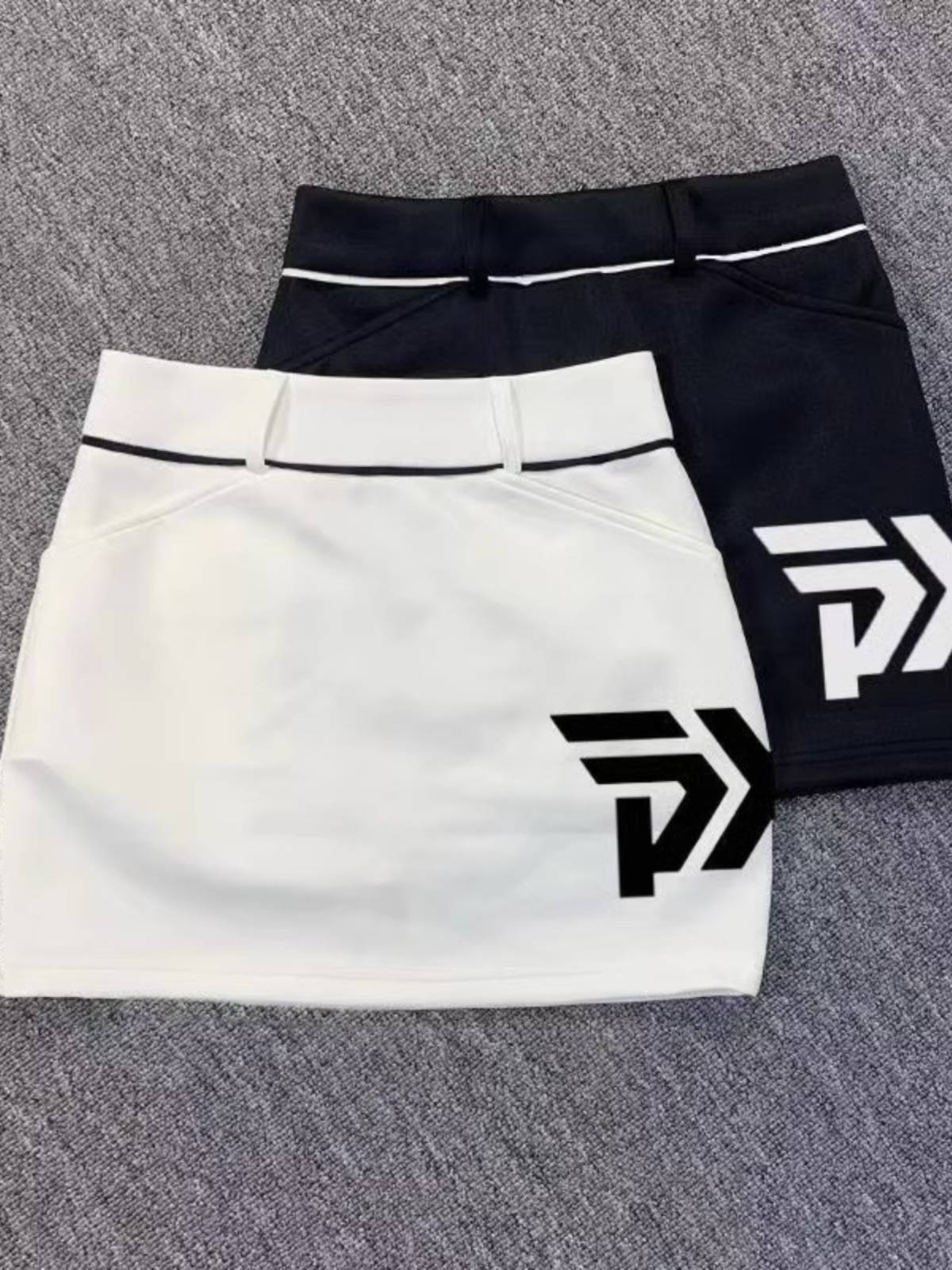 Summer golf girls with short-sleeves to dry their sweat and air shirts and ass skirts