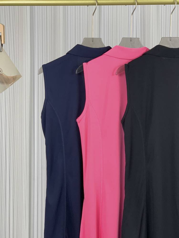 The golf women's dress is half-open