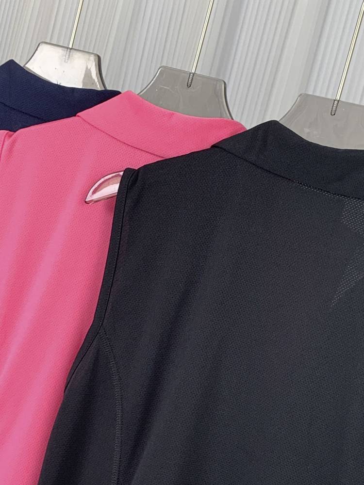 The golf women's dress is half-open