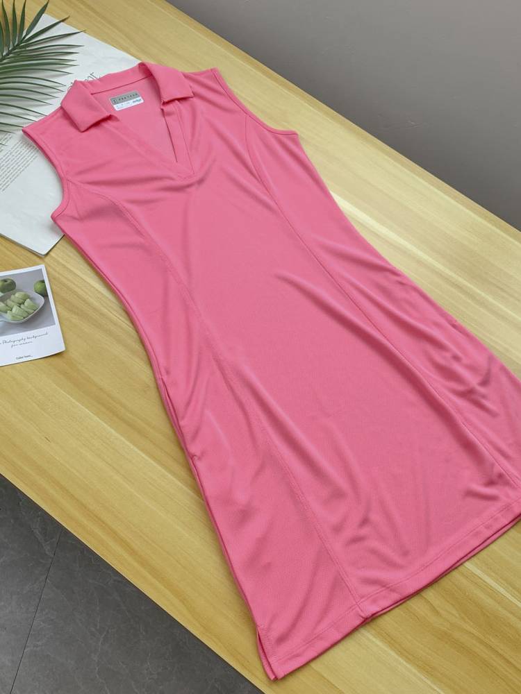 The golf women's dress is half-open