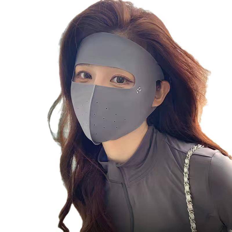 Run-and-golf with an iced-on-heart mask on the face of the Gini mask