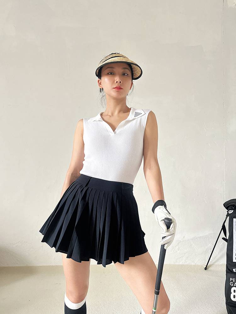 A NEW 24-YEAR-OLD GOLF GIRL WITH A T-SHIRT V FOR A WHITE SLEEVELESS SHIRT AND A BLOUSE-FREE SPORTS SUIT