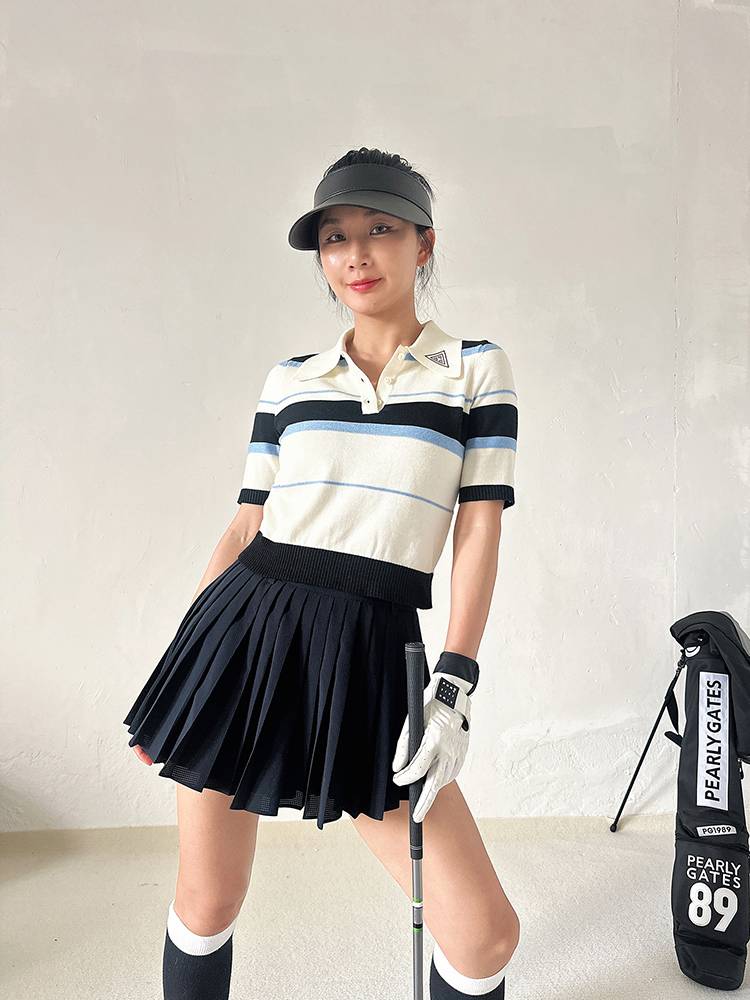 A NEW 24-YEAR-OLD GOLF GIRL WITH A T-SHIRT V FOR A WHITE SLEEVELESS SHIRT AND A BLOUSE-FREE SPORTS SUIT