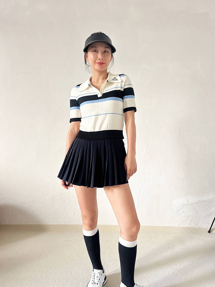 A NEW 24-YEAR-OLD GOLF GIRL WITH A T-SHIRT V FOR A WHITE SLEEVELESS SHIRT AND A BLOUSE-FREE SPORTS SUIT