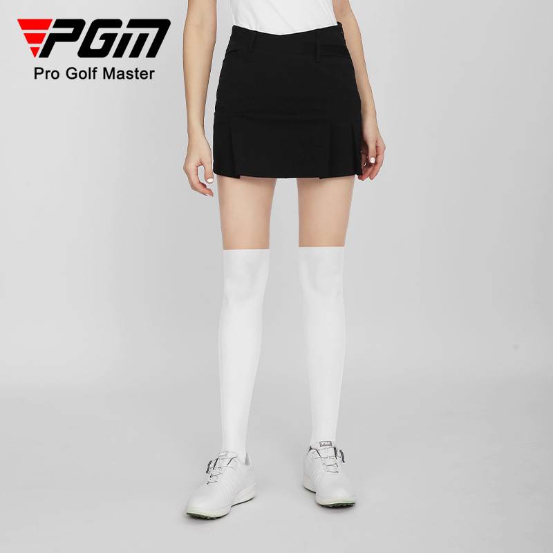 Ms. Golf summer ice cream collide with her toes and stockings to keep them thin and thin