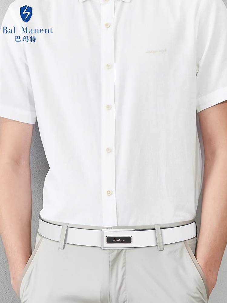 The new man's leather belt, the white pegolf belt, automatically buttons the fashion-stylish young man's pants