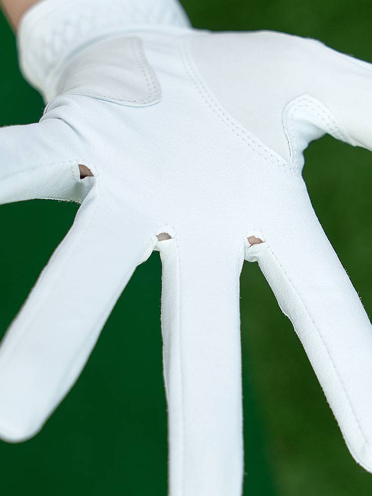 Golfist's new golf glove girl with her own air and her hands in the summer