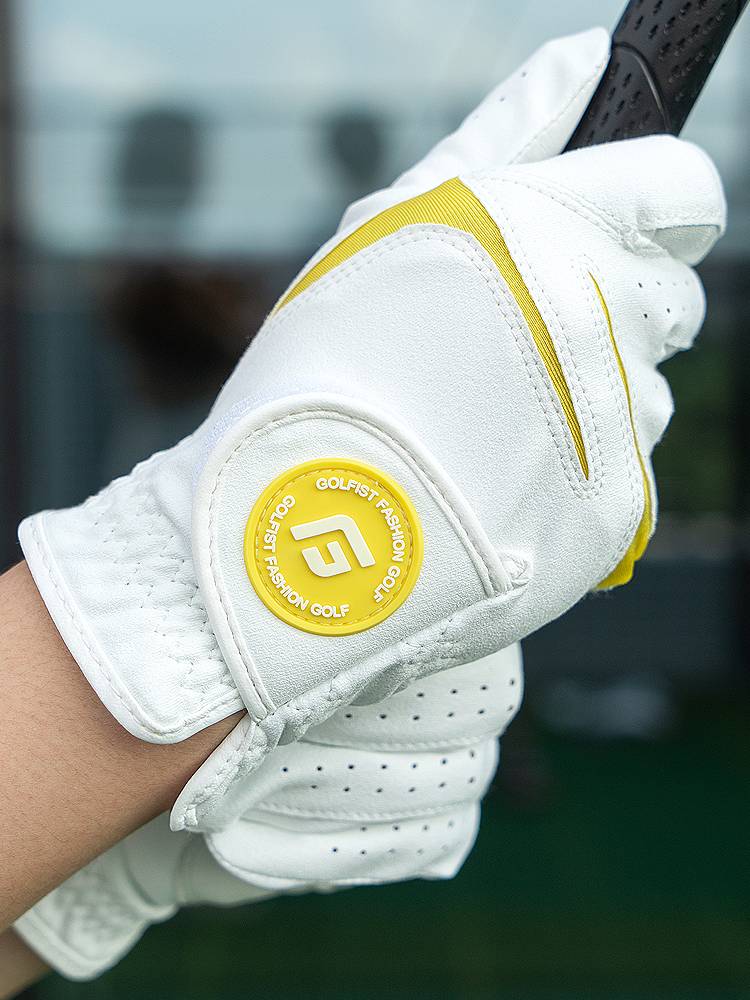 Golfist's new golf glove girl with her own air and her hands in the summer