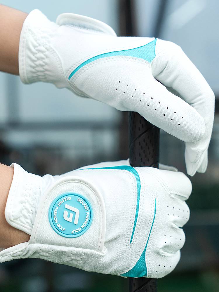 Golfist's new golf glove girl with her own air and her hands in the summer