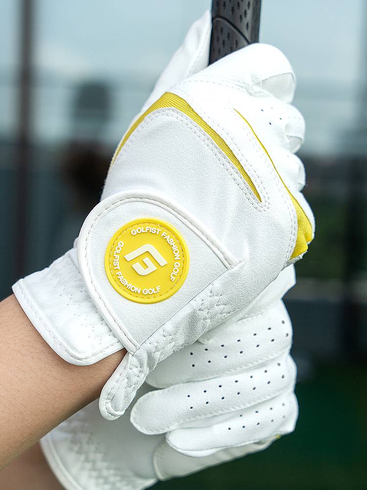 Golfist's new golf glove girl with her own air and her hands in the summer