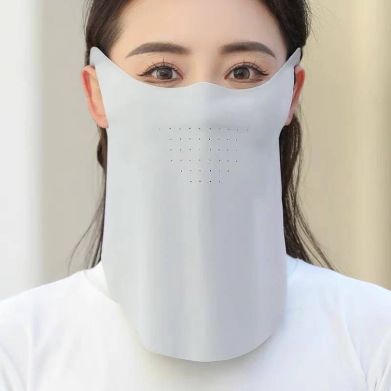 Golf's girl with an iced ear mask