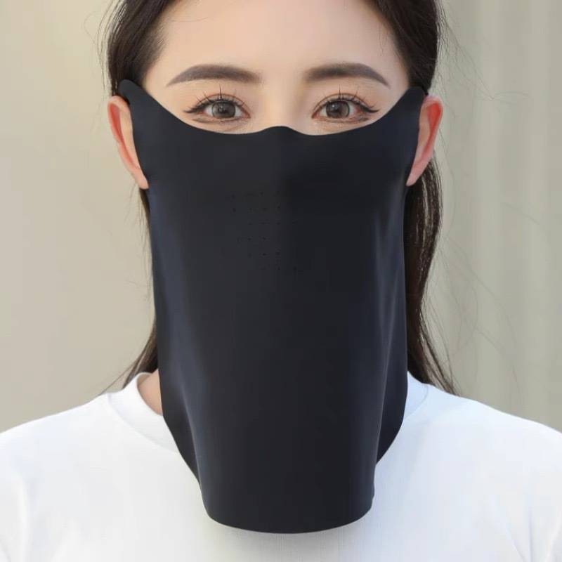 Golf's girl with an iced ear mask