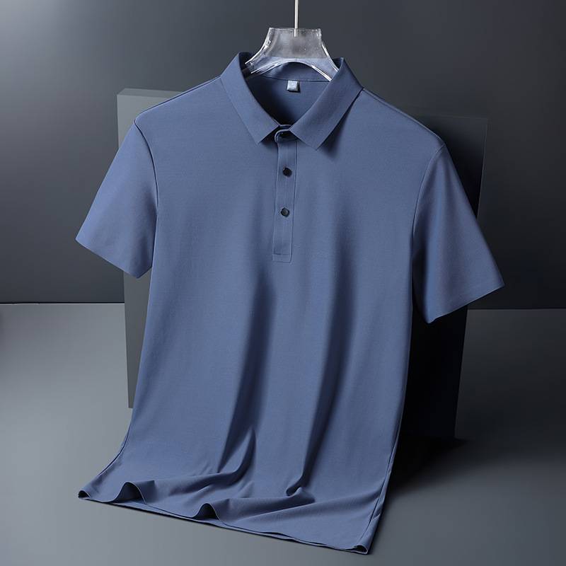 A new ice-free t-shirt for the summer, a man with a light-coloured, half-sleeved golf shirt