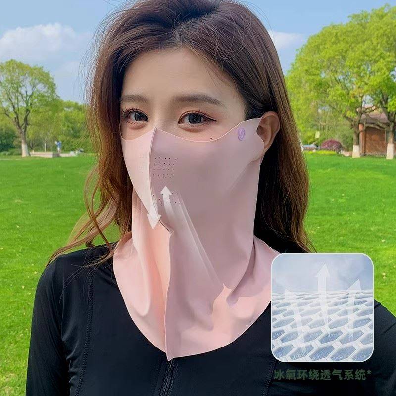 Ice-screen tan mask Golf unscrewed UV face mask around his neck to protect his neck