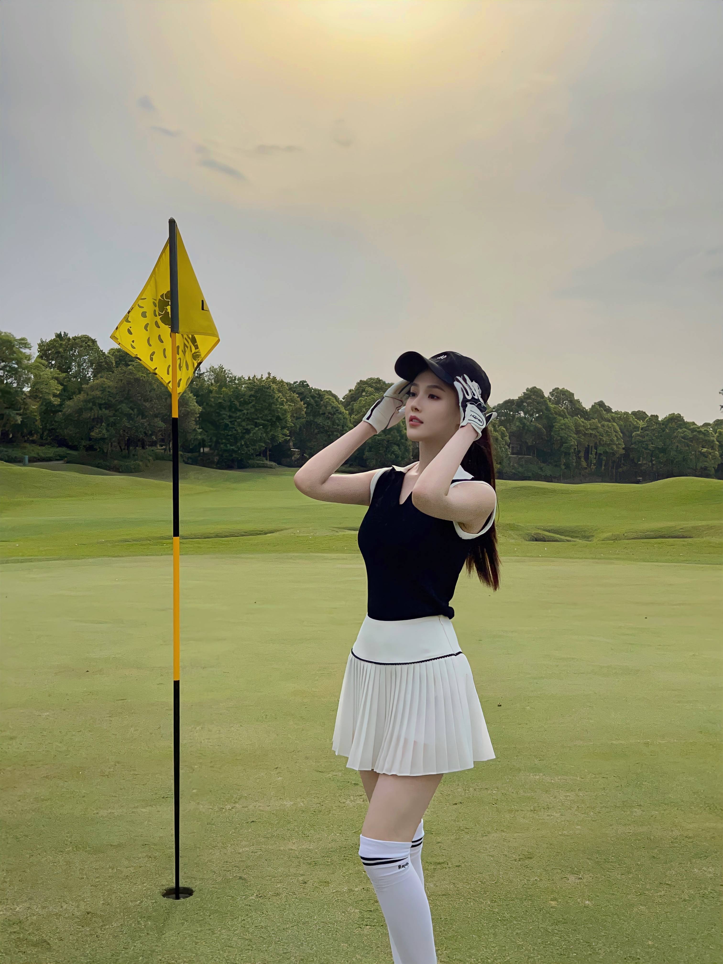 KOREAN-STYLE GOLF DRESS, POLO-NECKLESS, SHORT SKIRT FEATHERS