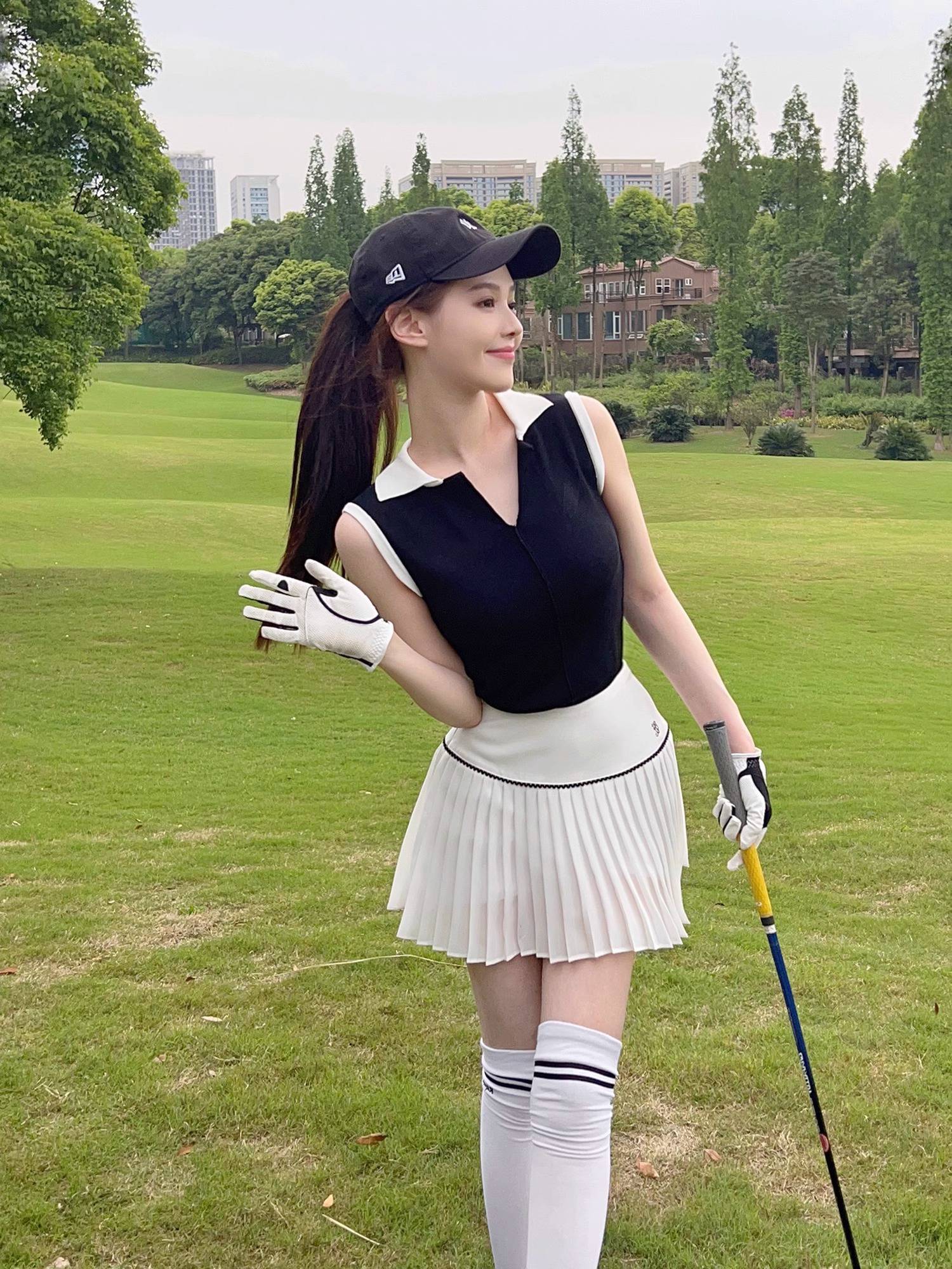 KOREAN-STYLE GOLF DRESS, POLO-NECKLESS, SHORT SKIRT FEATHERS