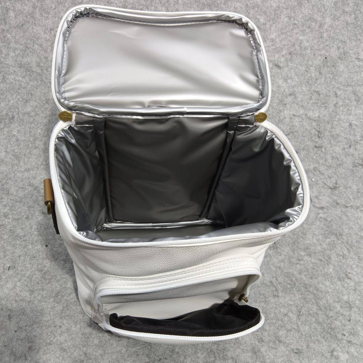GOLF COLLECTS A PACK OF ICE BAGS, A PACK OF ICE-WATER SPIRITS, A BAG OF CHUMS, A BAG OF PU ICE DRUMS