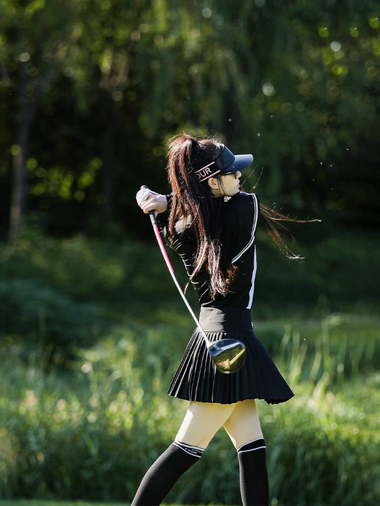THE SG GOLF GIRL WITH HER SUMMER T-SHIRTS AND T-SHIRTS, DRY-DRY-DRY-OUT DRESS GIRL