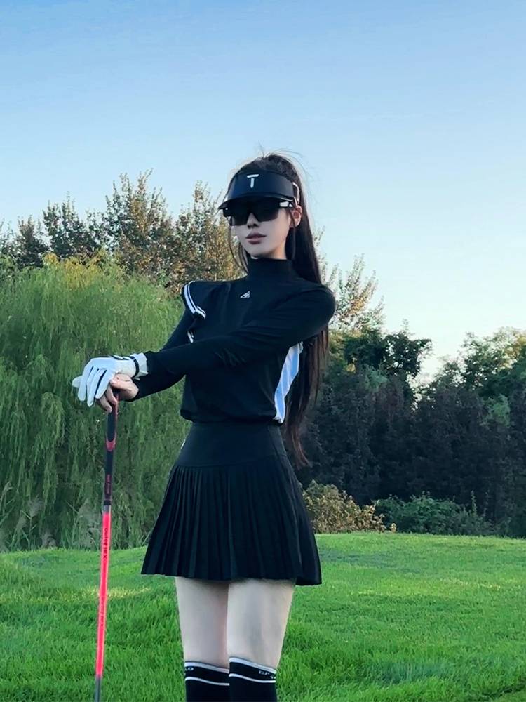 THE SG GOLF GIRL WITH HER SUMMER T-SHIRTS AND T-SHIRTS, DRY-DRY-DRY-OUT DRESS GIRL