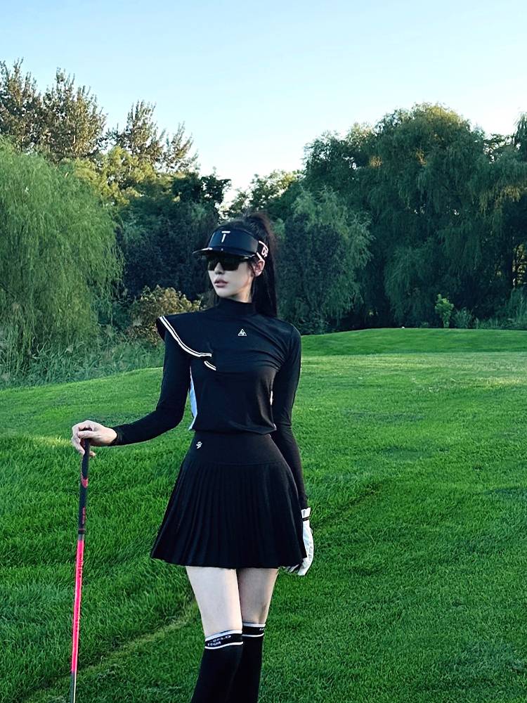 THE SG GOLF GIRL WITH HER SUMMER T-SHIRTS AND T-SHIRTS, DRY-DRY-DRY-OUT DRESS GIRL