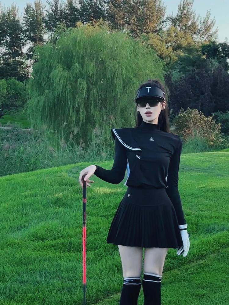THE SG GOLF GIRL WITH HER SUMMER T-SHIRTS AND T-SHIRTS, DRY-DRY-DRY-OUT DRESS GIRL