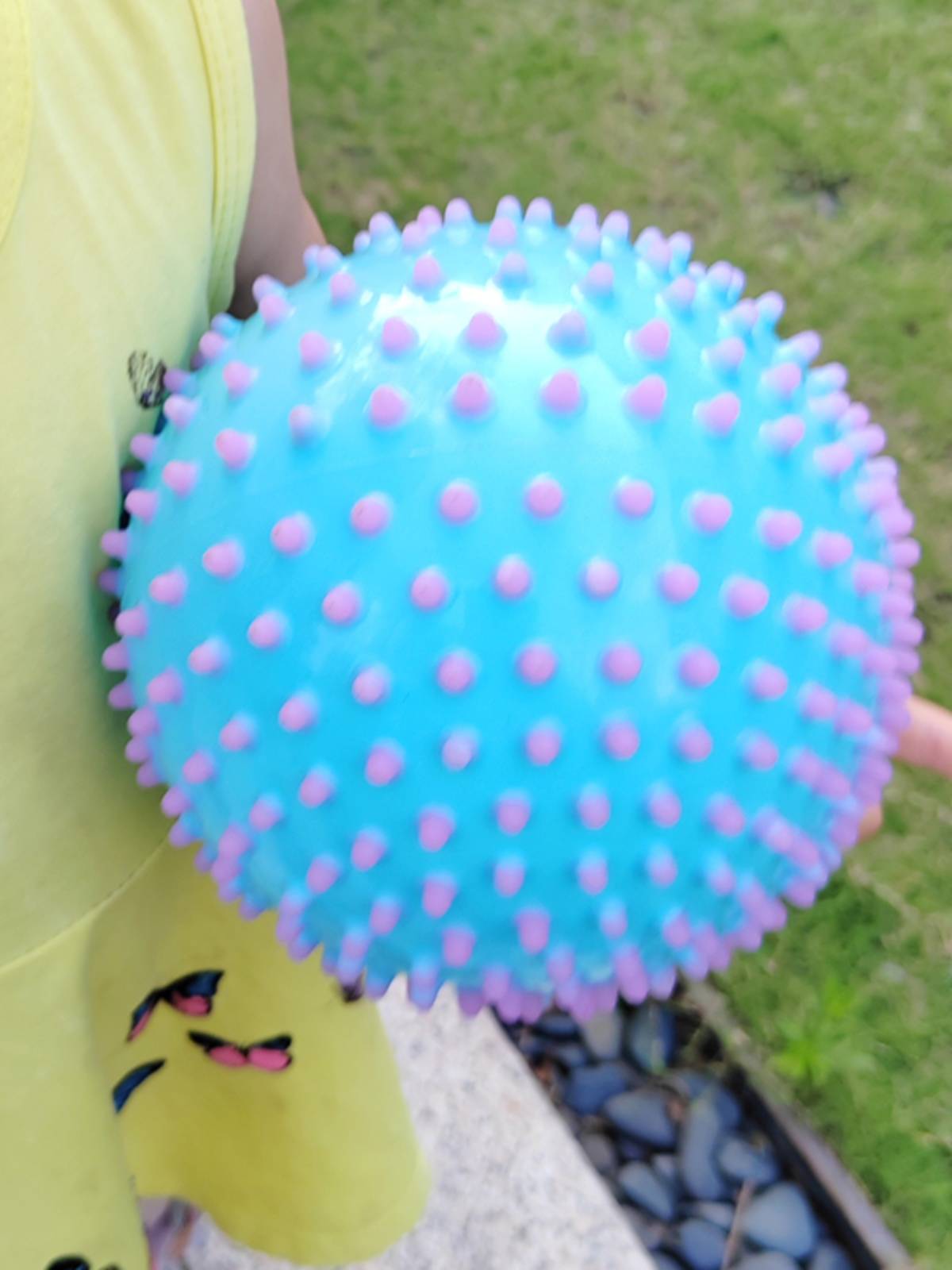 Children's 6 -inch colorful massage ball toy kindergarten elastic two -color hedgehog ball baby touch inflatable shooting ball