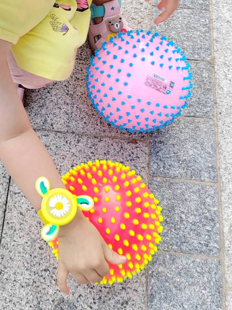 Kindergarten haha ball 6 -inch colorful massage ball Children's tactile sense training hand holds two -color stabbed toys