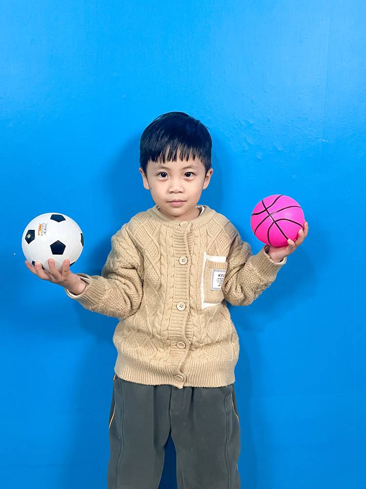 Four inches for a high-ball kid's toy ball boy, and a thick inflatable kindergarten to train his hands on outside blue football