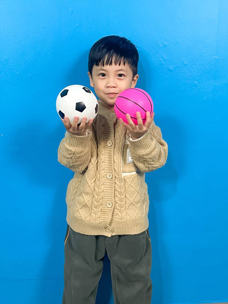 Four inches for a high-ball kid's toy ball boy, and a thick inflatable kindergarten to train his hands on outside blue football