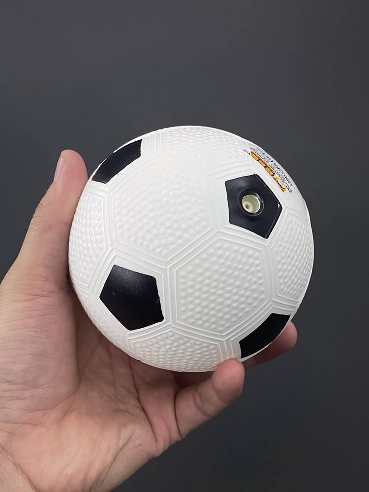 Four inches for a high-ball kid's toy ball boy, and a thick inflatable kindergarten to train his hands on outside blue football