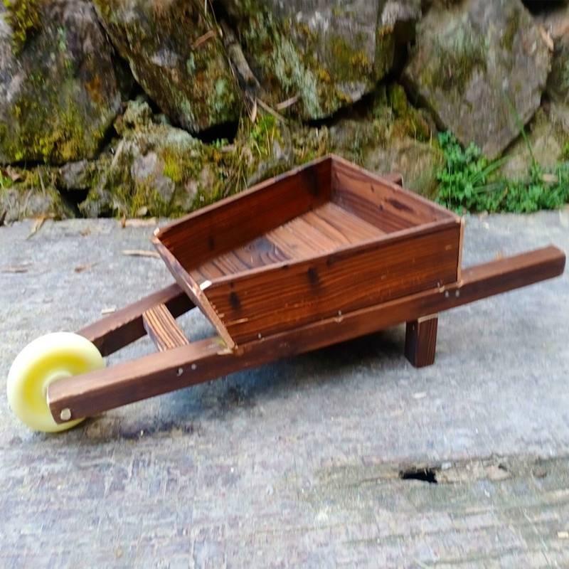 Bamboo and wooden carts can take a human wooden cart, a single wheel, toys, toys, a single wheels.