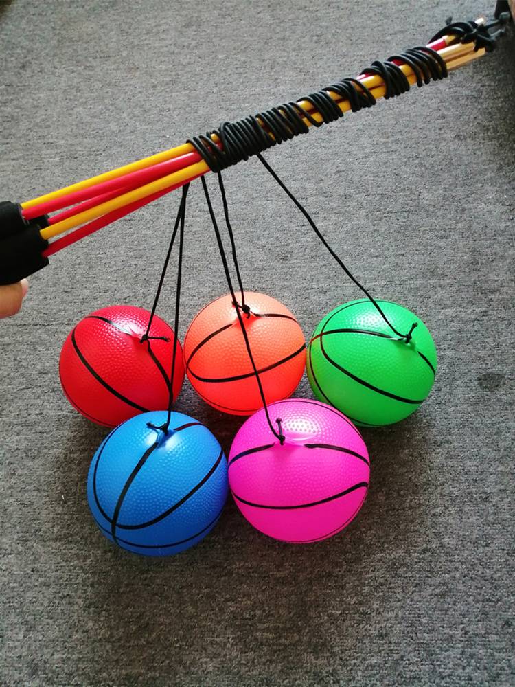 Middle -aged and elderly Wuji fitness player shakes the ball outdoor exercise and throws the ball.