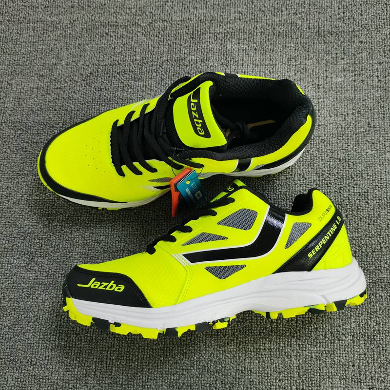 High-end leakage of a professional girl's lawn hockey shoes