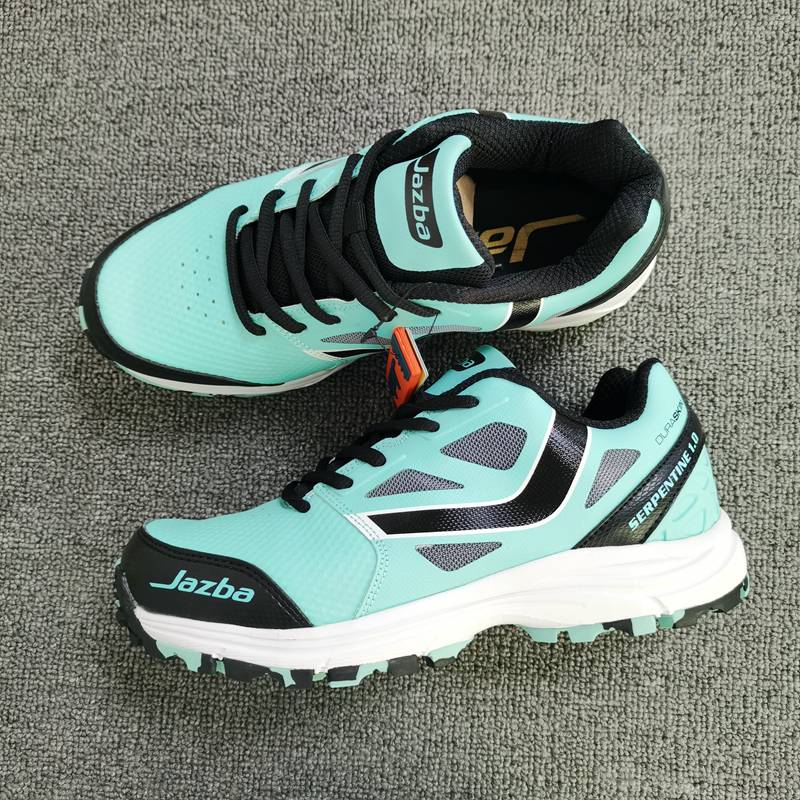 High-end leakage of a professional girl's lawn hockey shoes