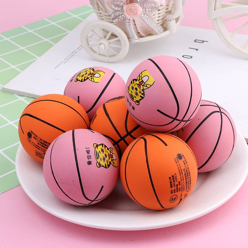 The mini-bouncing kid, the little basketball kid, the kindergarten boy, shoots the rubber-pumping decompression toy