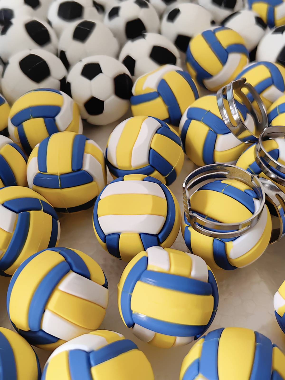 2cm mini small football volleyball solid rubber material simulation volleyball can be used as a ring DIY Man exhibition peripheral