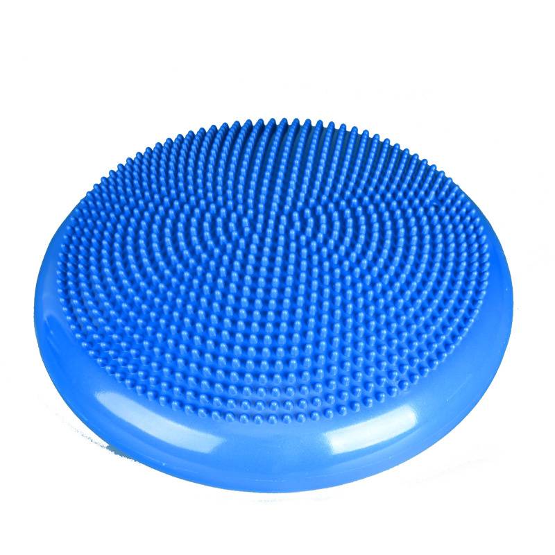 Football basketball trainers balanced mats to increase the core of naked feet to train children in ankle massages to rehabilitate yoga