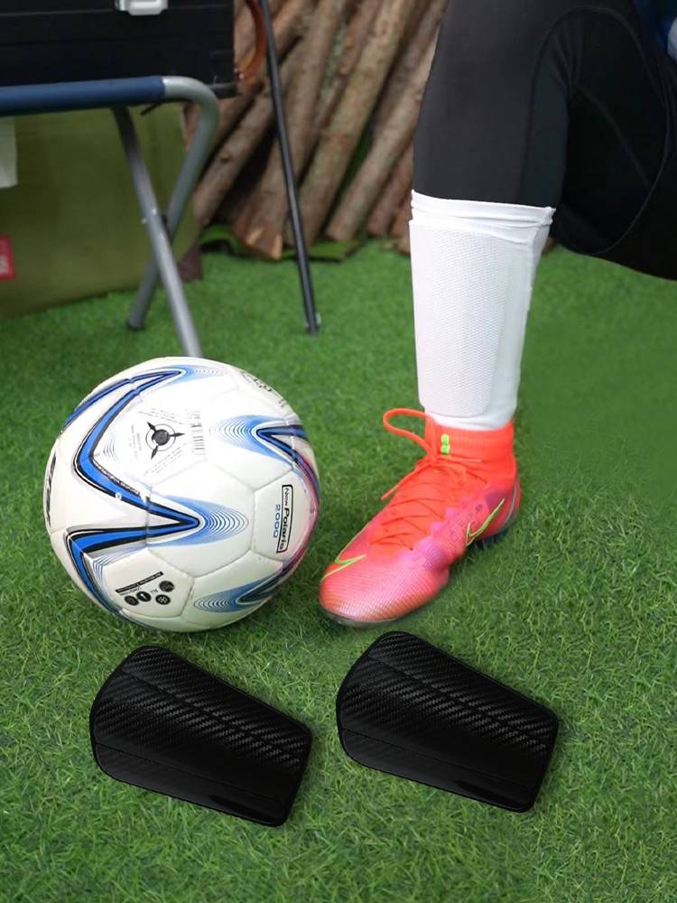 Carbon pole carbon fiber leggings board three -piece ball king of the same football protective gear -based sports gear professional master