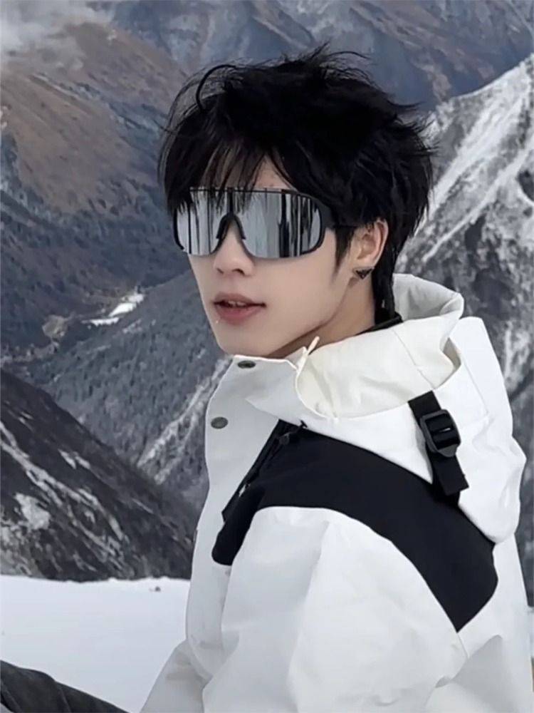 Zero outdoor movement of men riding glasses