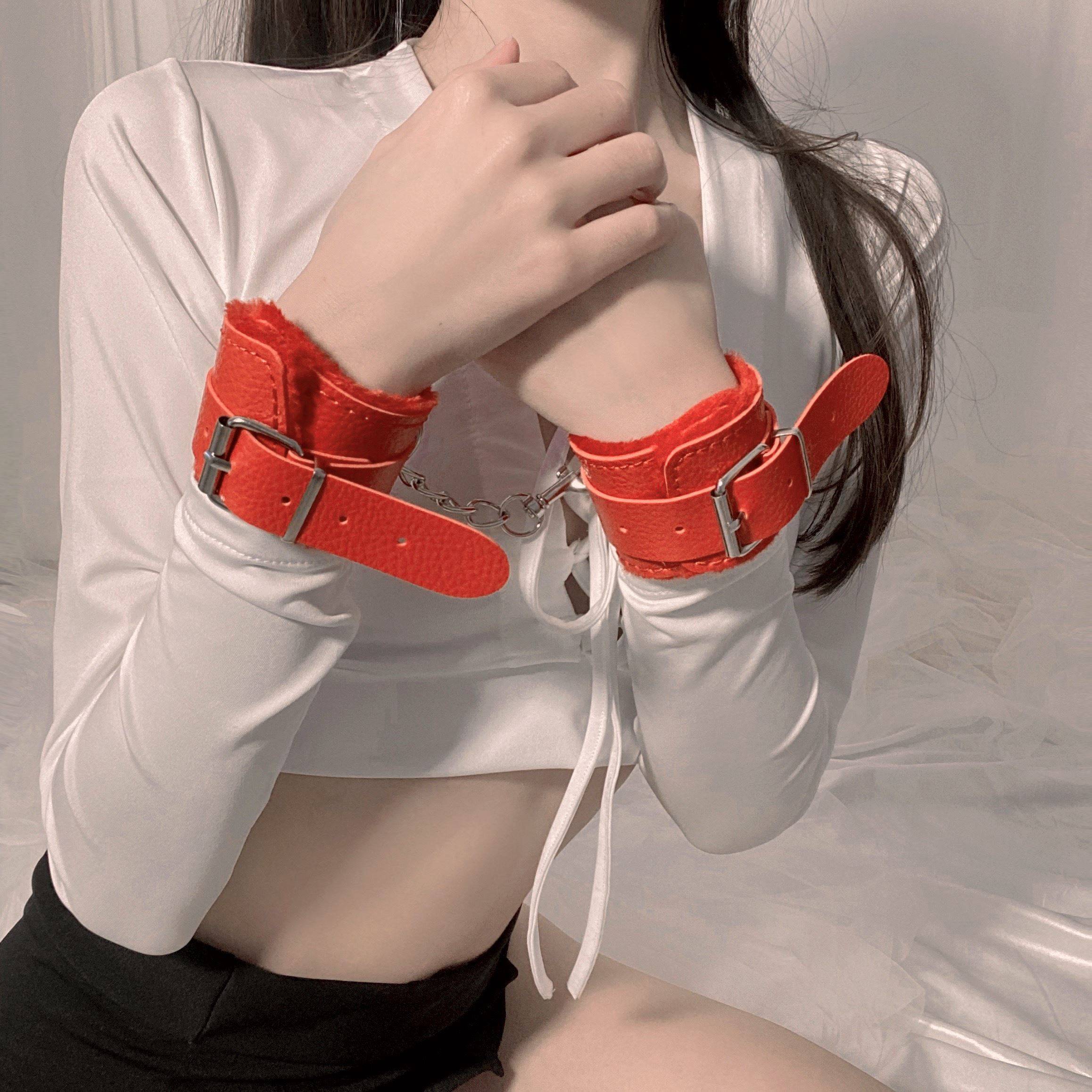 Small props leather handcuffs to increase hand -built plush hand to pink female couple photos script kill game