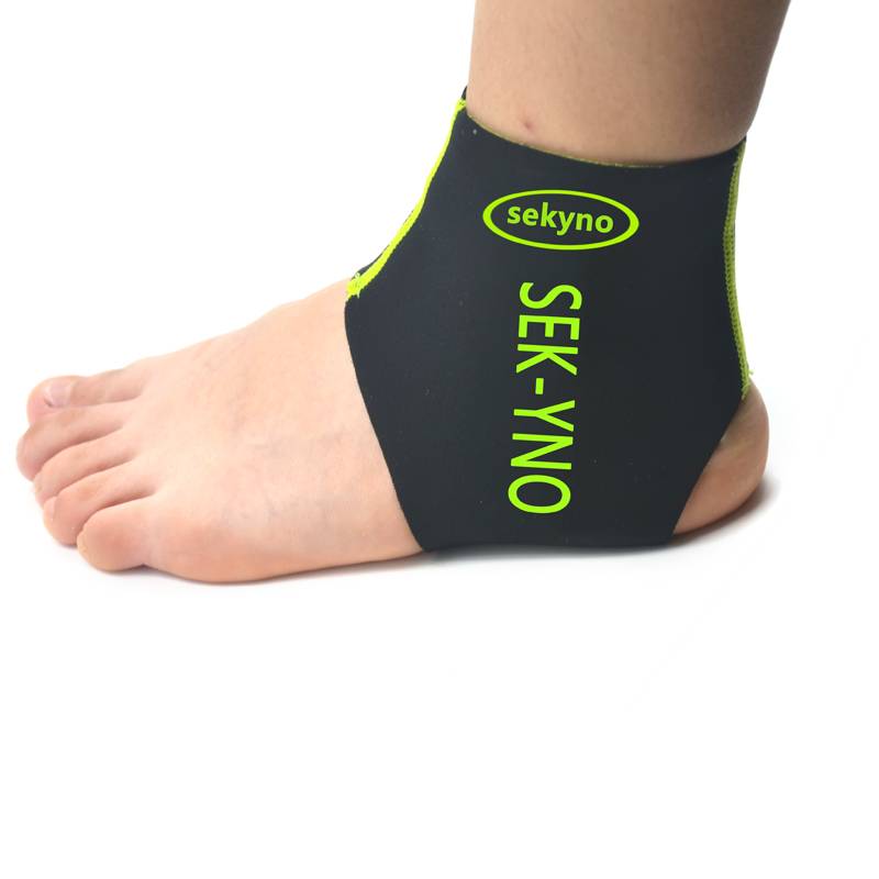 An adult child with an ankle skater's ankles and a skater's shoes without a footr