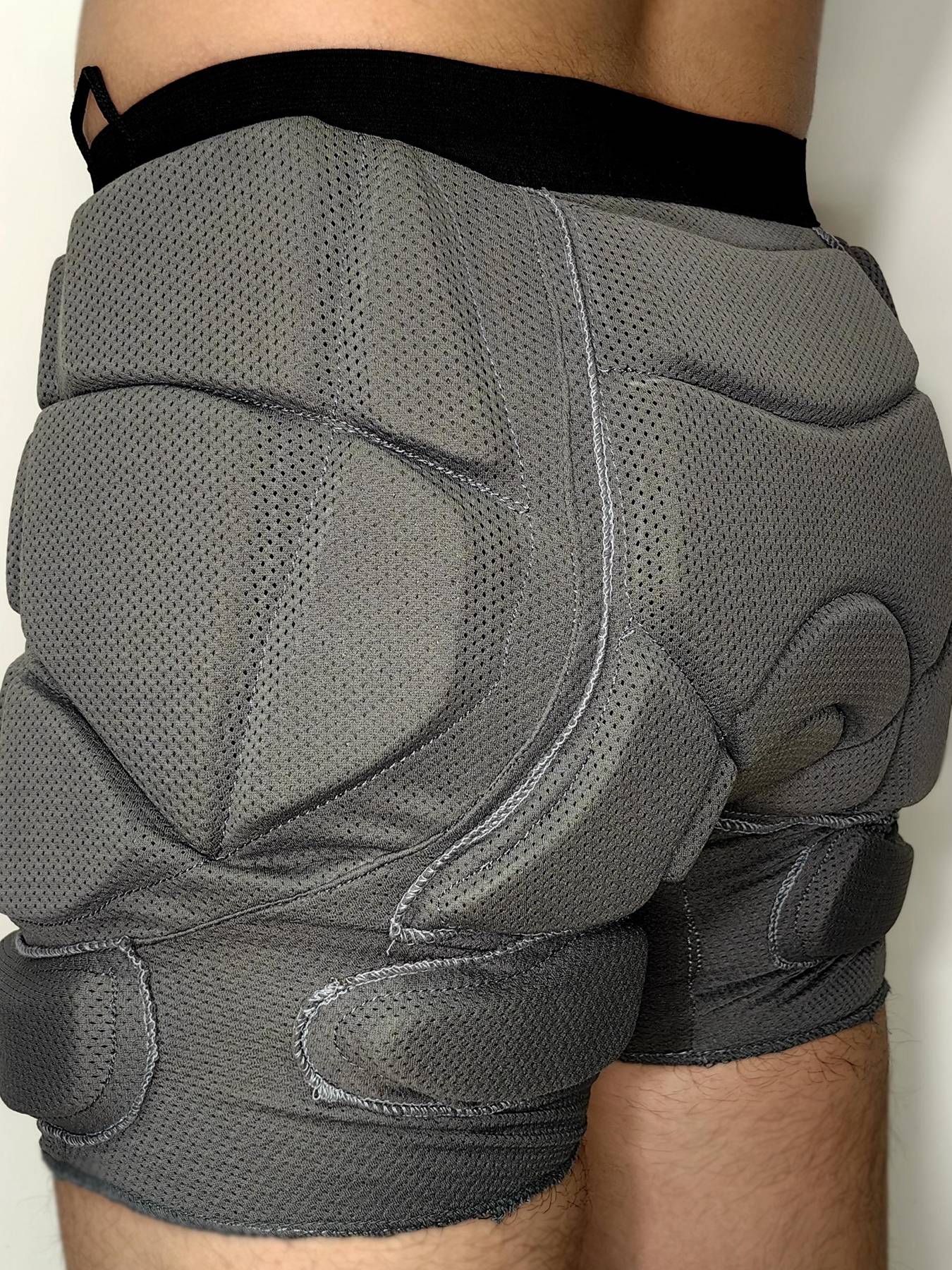 The new comfortable 360 -degree anti -falling single board motorcycle sliding anti -fall shorts ski, ski buttocks, male and female children's butt pads