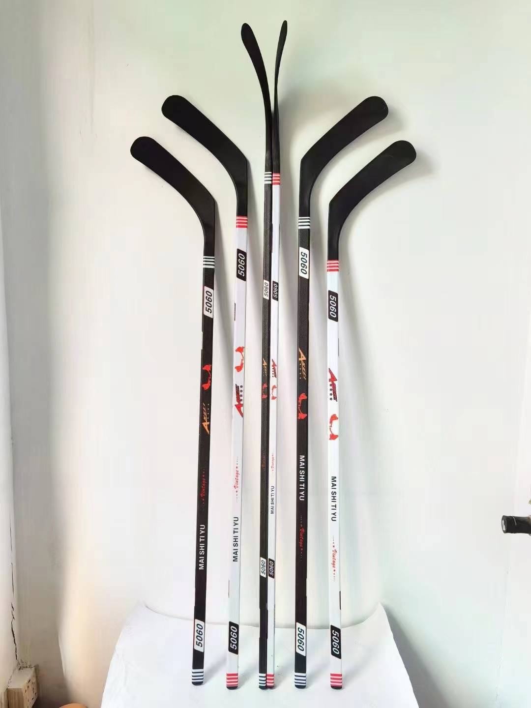 Children's ice club, grass club, wooden sports club.Wooden rod body, nylon and fiber patted.