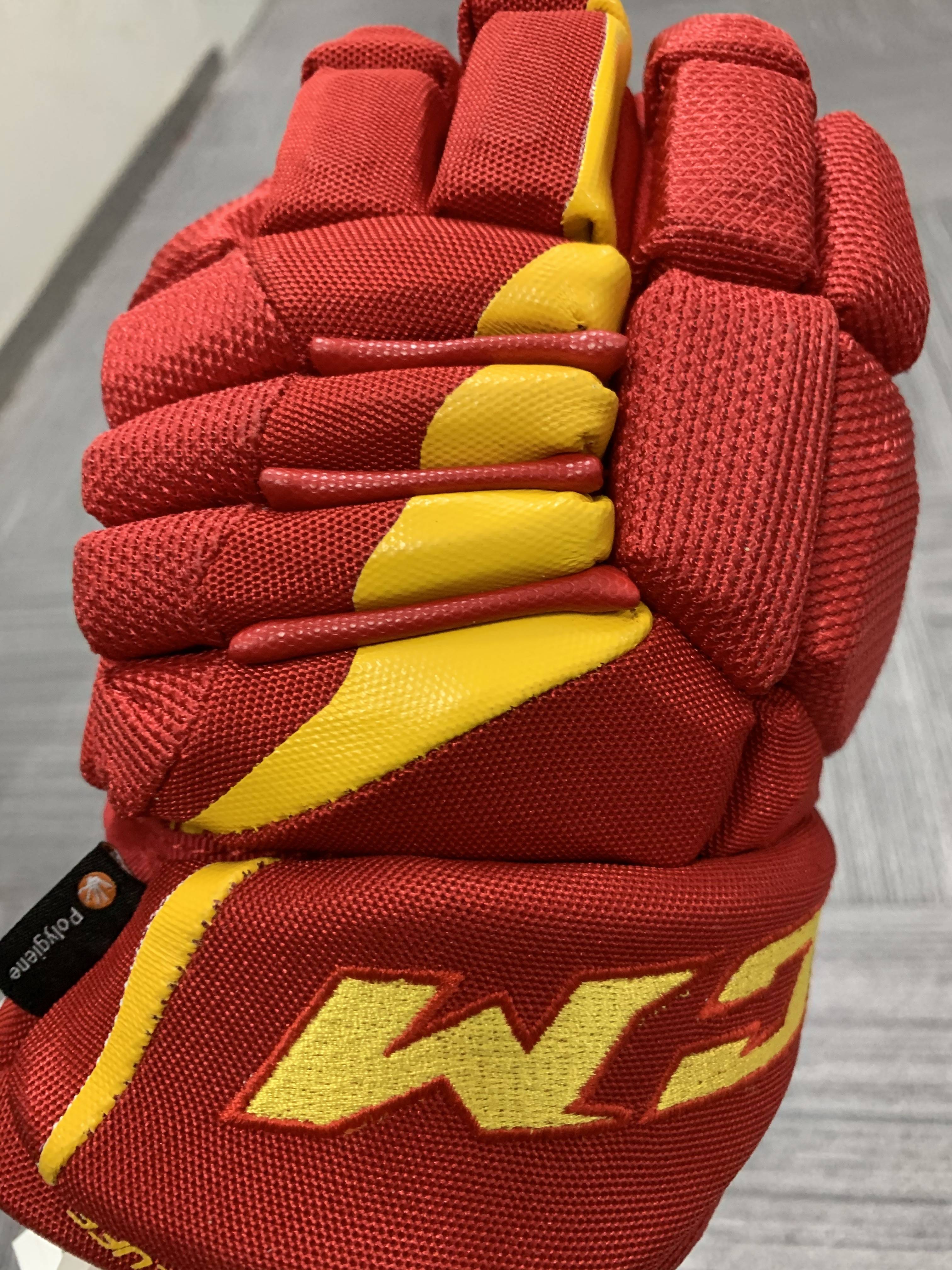 Canadian CCM Ice Hockey Gloves FT14 Youth 10 11 12 inches.Genuine guarantee leave for one loss of ten