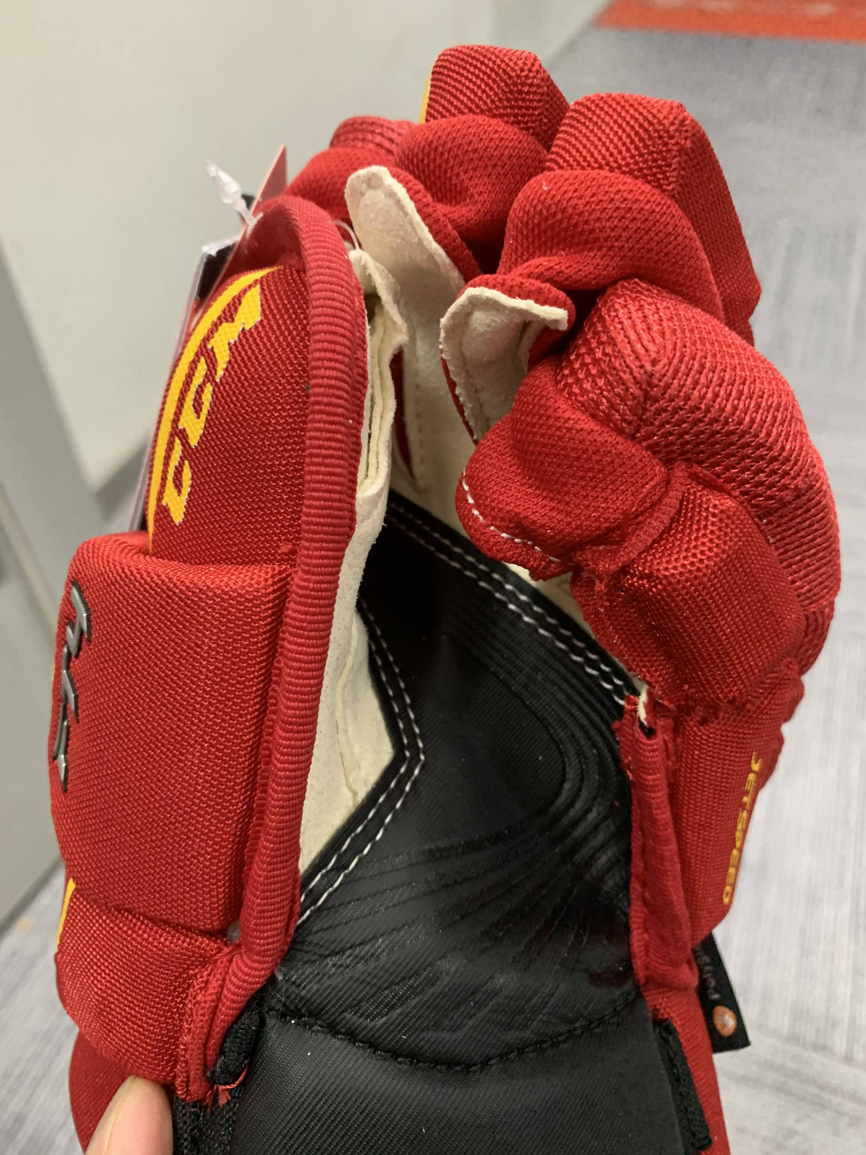 Canadian CCM Ice Hockey Gloves FT14 Youth 10 11 12 inches.Genuine guarantee leave for one loss of ten