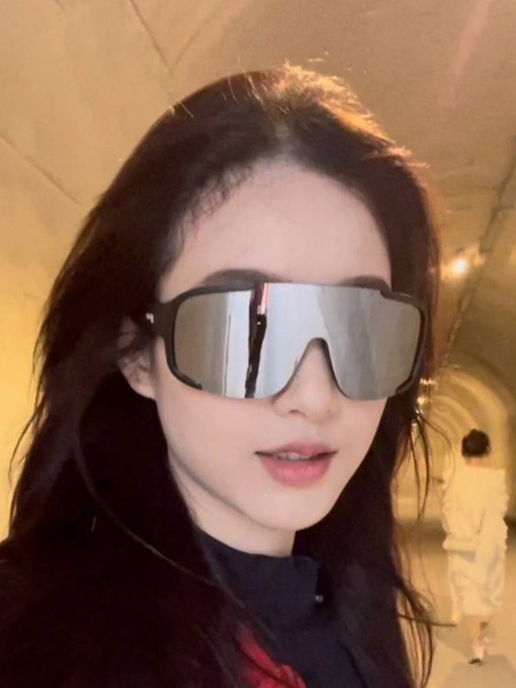 An outdoor sports sunglasses for the cycling of trans-colored glasses for the near-sighted cycling